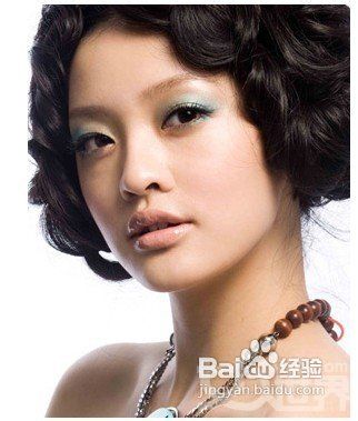 寒冬眼妆新风尚，绚丽亮色温暖你造型