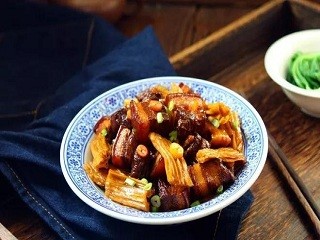 五花肉烧腐竹怎么做？