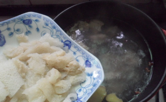 制作竹荪排骨汤