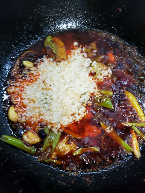 一家人在一起就是要围坐着吃火锅