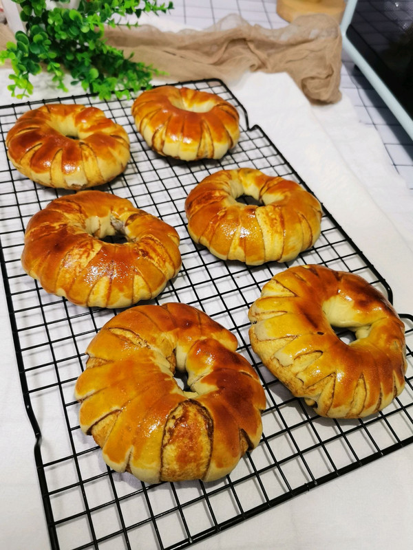 松软香甜豆沙面包圈