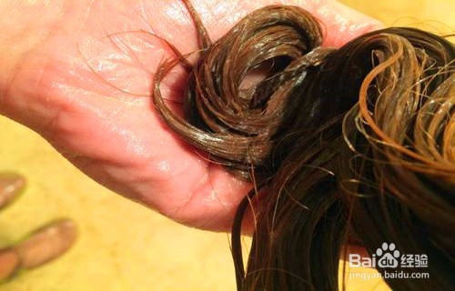 卷发睡觉时头发怎么放