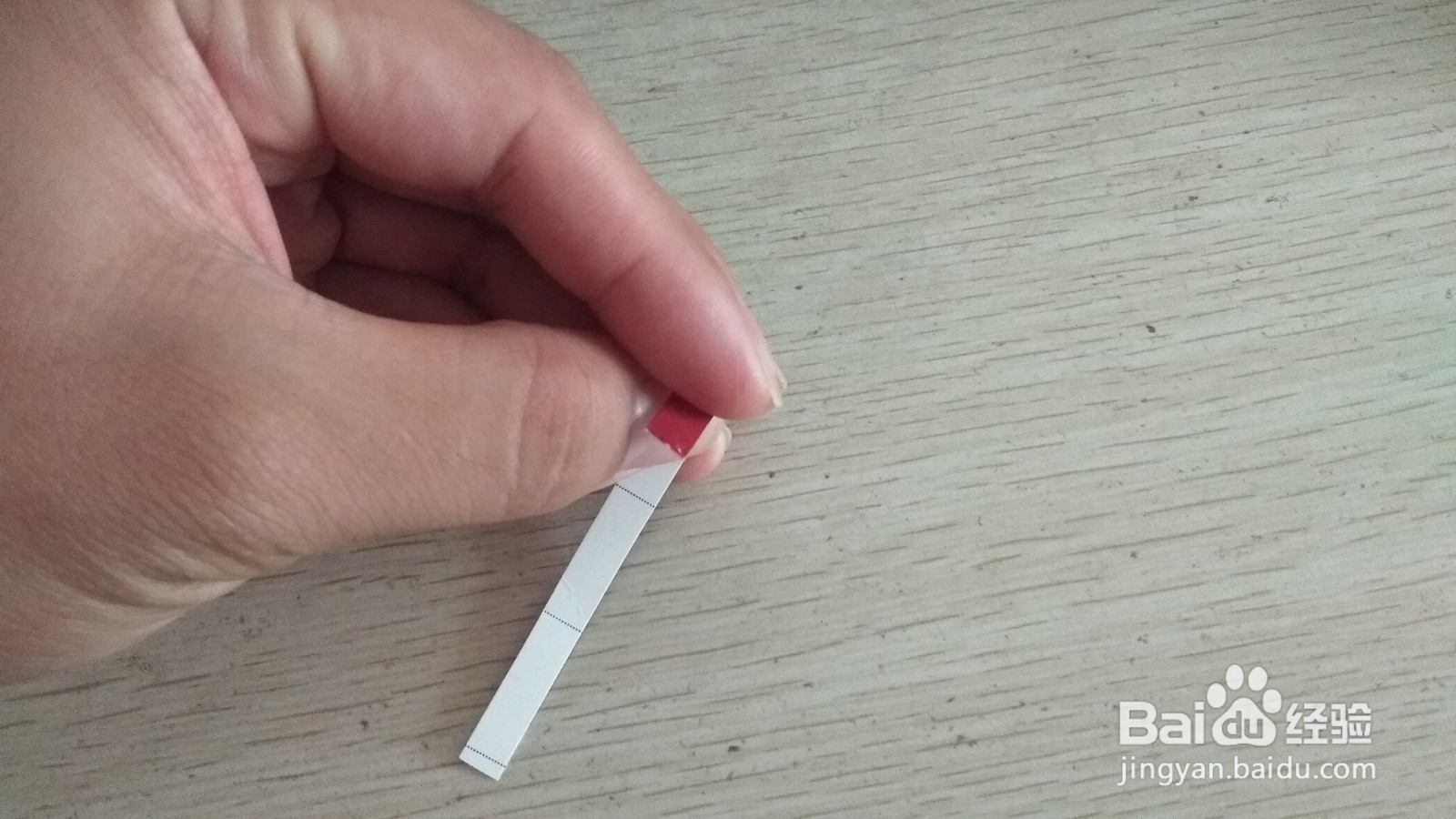 如何用一个细长的硬卡纸做三支中性笔的简易支架