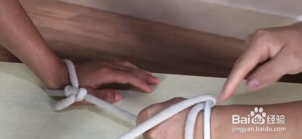 两个人手戴两根绳子怎么转出来