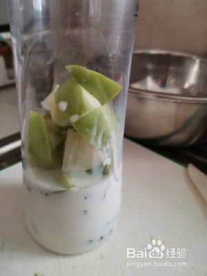 清新败火的青苹果苦瓜牛奶果汁