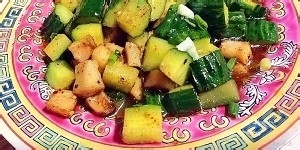 如何制作香辣的孜然杏鲍菇炒黄瓜