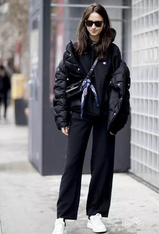 女生黑色羽绒服要怎么才能穿出潮流时尚范