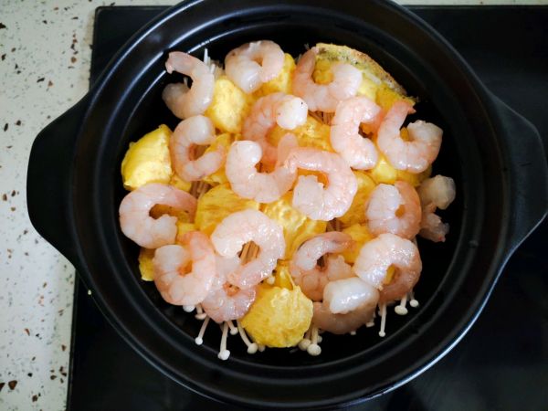 虾仁金针菇豆腐煲