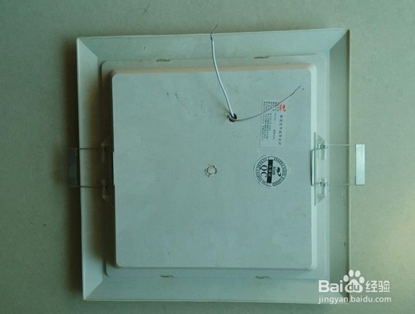 怎样更换坏的厕所吸顶灯(家电维修技窍)