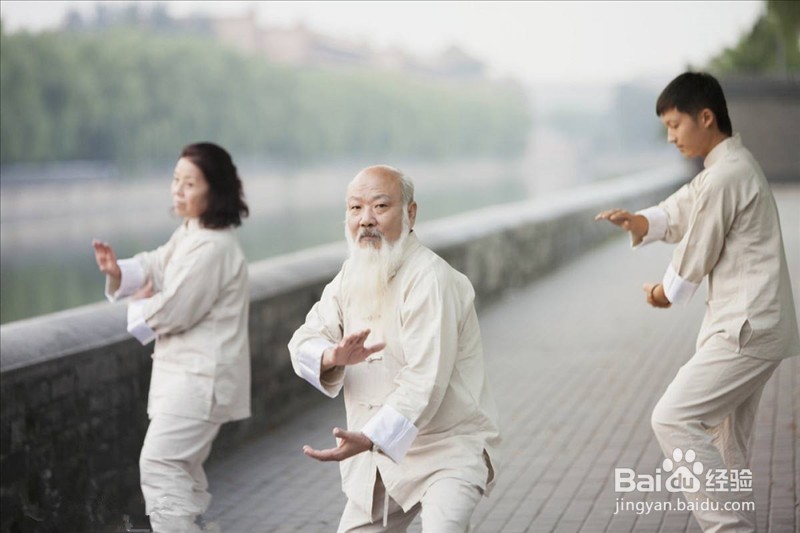 老年人“撞树养生“需谨慎!