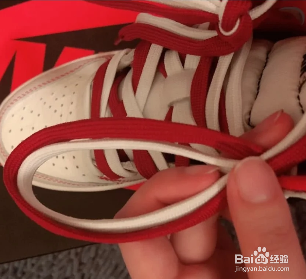 两根鞋带怎样绑一只鞋