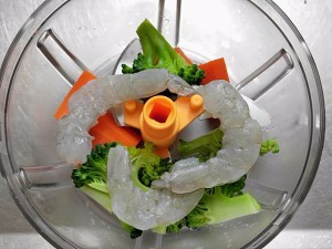 在家制作美味的蔬菜虾仁鸡蛋饼