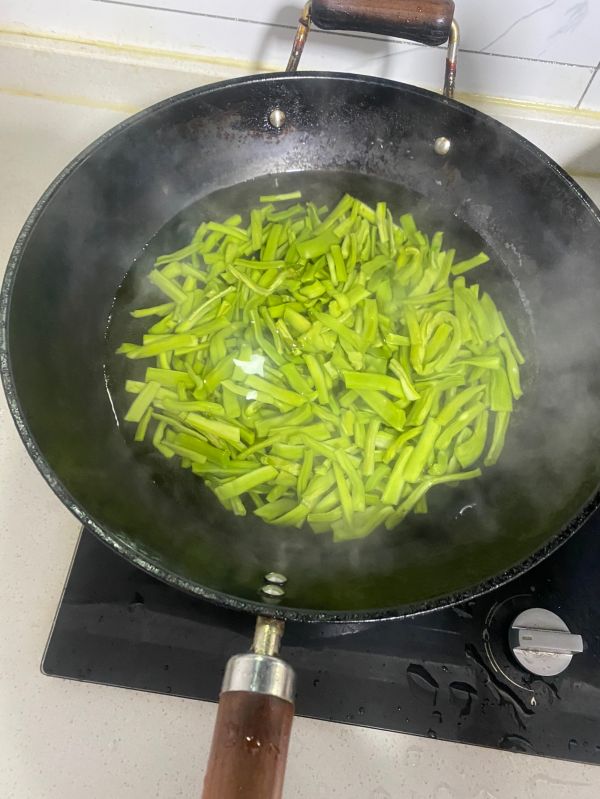 酸酸辣辣秘制凉拌贡菜