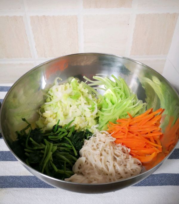 凉拌金针菇什锦菜