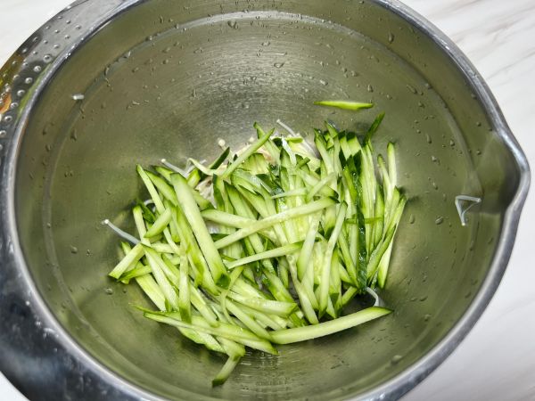 凉拌黄瓜金针菇