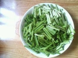 家常饭菜随意做——鸡蛋炒蒜苗
