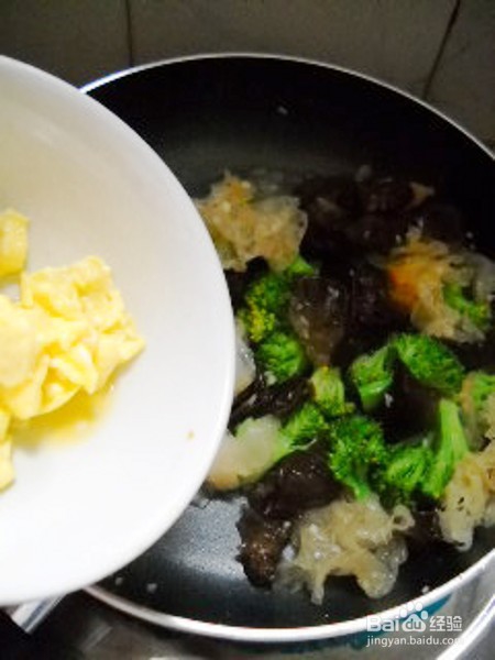 兰花双耳炒蛋的做法