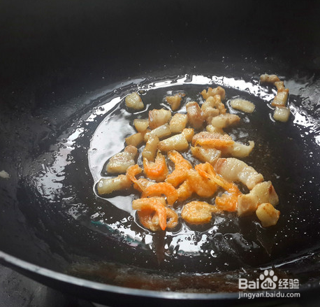 制作花肉萝卜饭