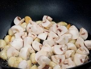 家常小炒菜鸡肉炒口蘑怎么做？