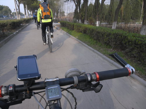 省钱但暴力的自行车用iPhone支架制作法