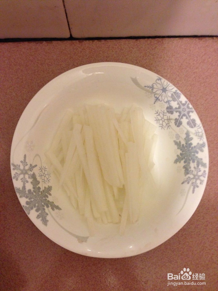 菜鸟都可以完成的鲜甜浓汤:萝卜丝鲫鱼汤