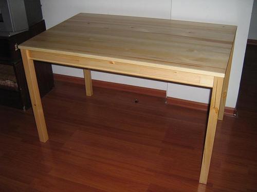 旧时的餐桌通常为长方形,人们的坐次表现出在家中地位的高低