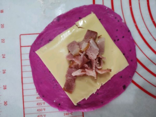 火龙果芝士培根包