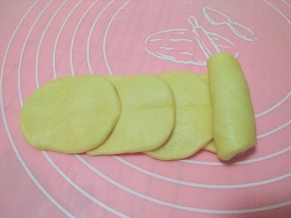 玫瑰花酸奶面包