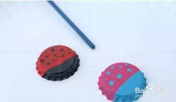 如何用酒瓶盖做出波点丑小虫