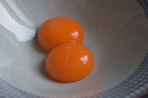 烟熏三文鱼培根本尼迪克蛋，附水波蛋荷兰酱做法