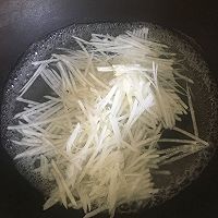 烹饪鲜虾奶油乌冬面的步骤