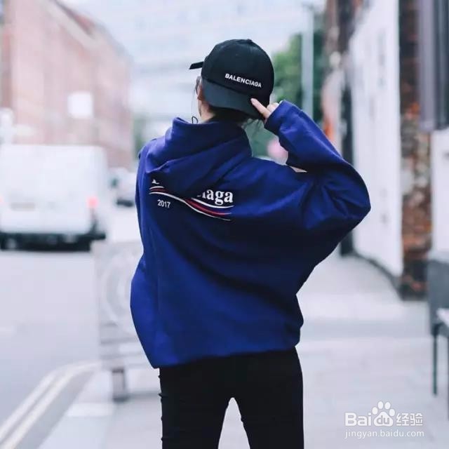 一件卫衣就能让你的大衣时髦到不！像！话！