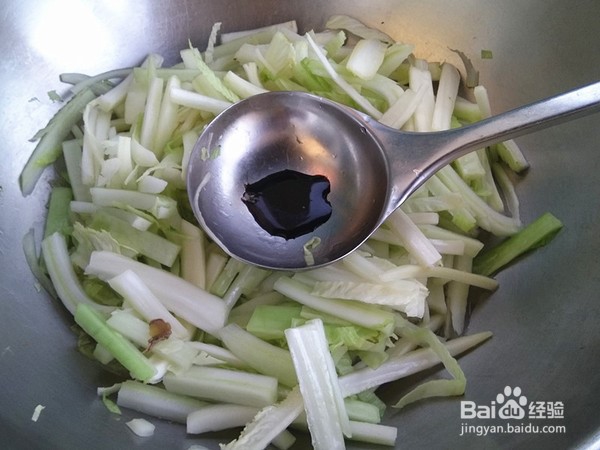 制作美味的火腿肠炒白菜