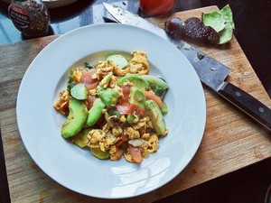 牛油果炒鸡蛋的做法