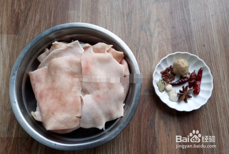 胡萝卜烧肉皮的做法