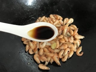 美味的河虾豆腐汤