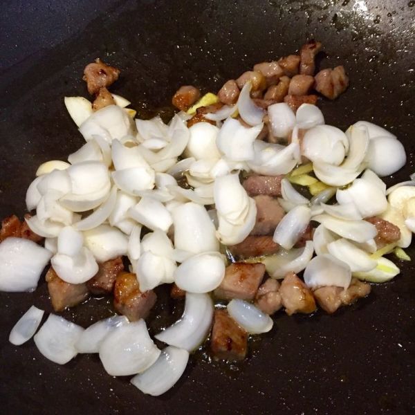 鲜百合炒猪扒粒