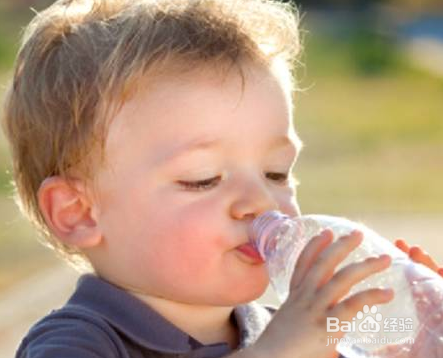 如何教宝宝使用杯子喝水？