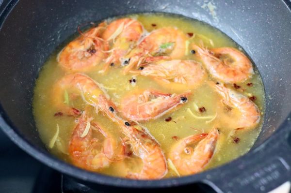 酸汤对虾海鲜菇