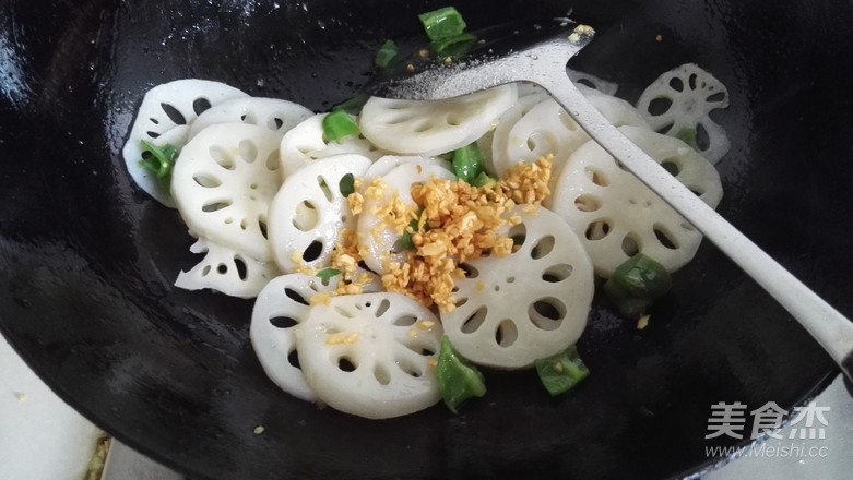 蒜油藕片的做法