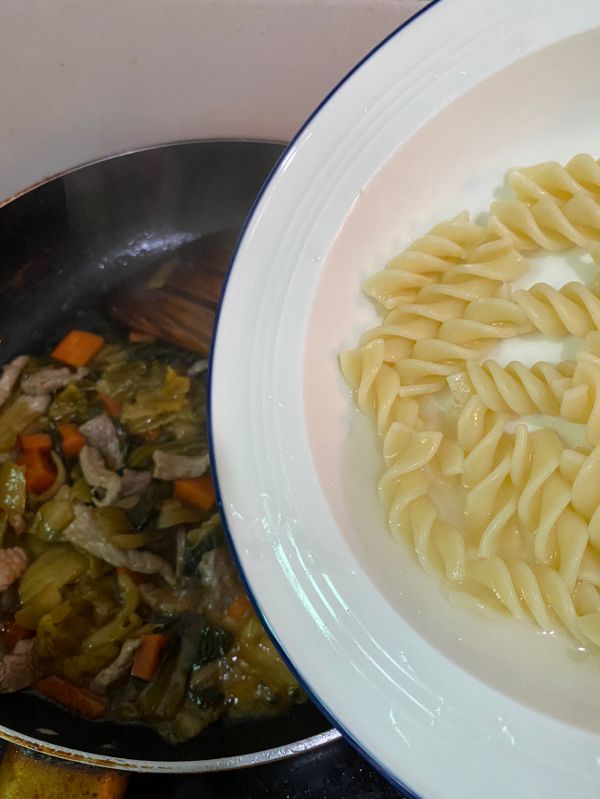 酸菜肉丝炒意面