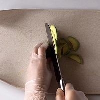 如何自制牛油果开放式三明治