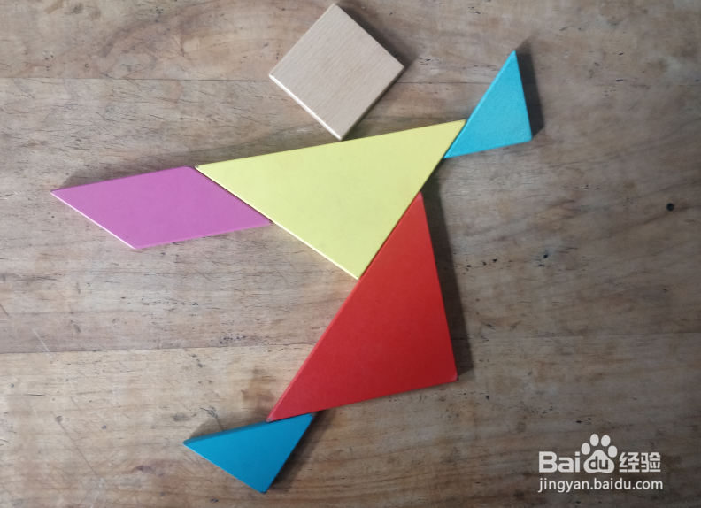 用七巧板怎样拼一个抬着胳膊向前跑的小孩？