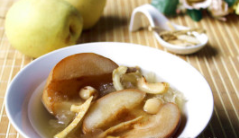 冰糖炖雪梨的做法