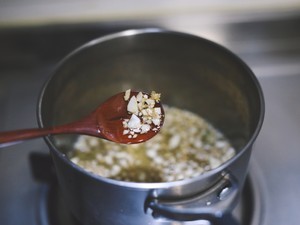 蒜油藕片的做法