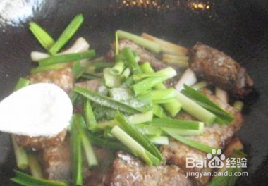 青蒜烩带鱼的做法