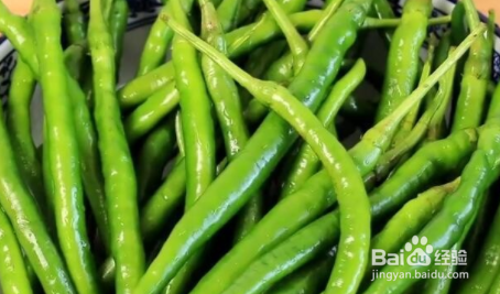 辣椒别再炒着吃，教你秘制新吃法