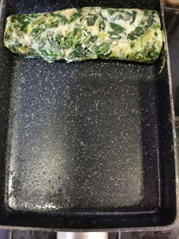 芹菜叶子鸡蛋卷