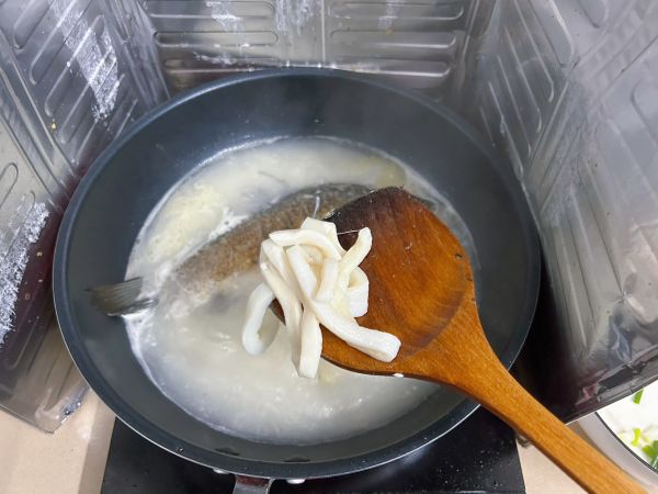 鲫鱼鱿鱼海鲜菇汤