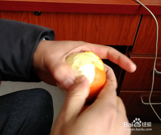 没有刀怎么吃橙子